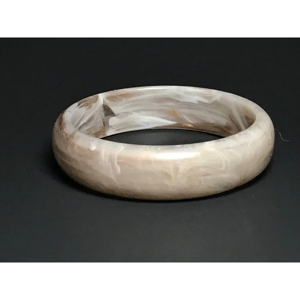 Vintage Marbled Translucent Lucite Bangle Bracelet in White and Metallic Gold - Picture 4 of 6